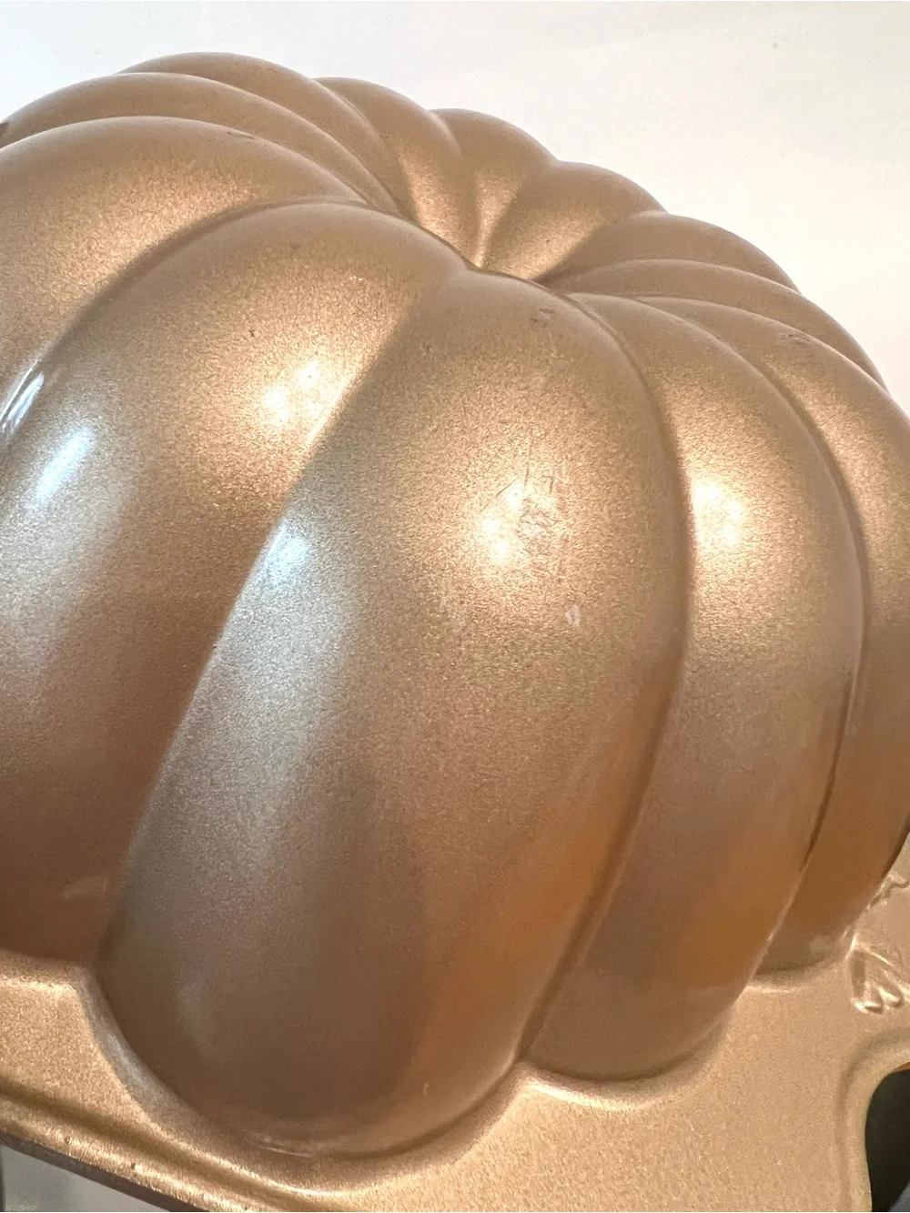 Nordic Ware Great Pumpkin Pan Heavy Cast Aluminum Baking Gold Finish 10 Cups USA